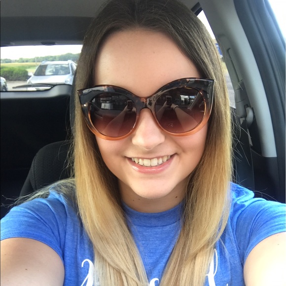 Meet your Posher, Macey - Picture 1 of 1