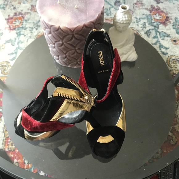 Gorgeous velvet Fendi Pumps - Picture 2 of 3