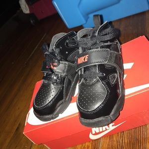 Boys size 8 Trainer Huarache sneakers