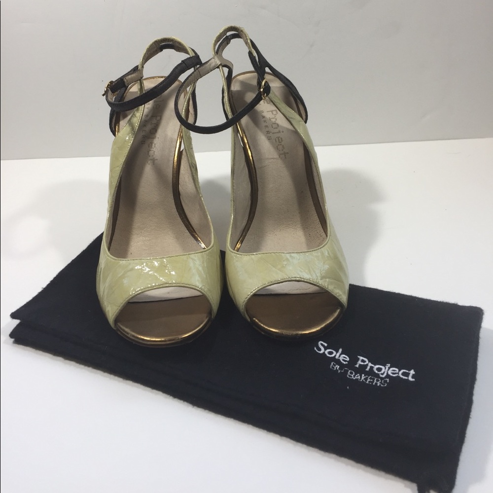 Peep toe pumps