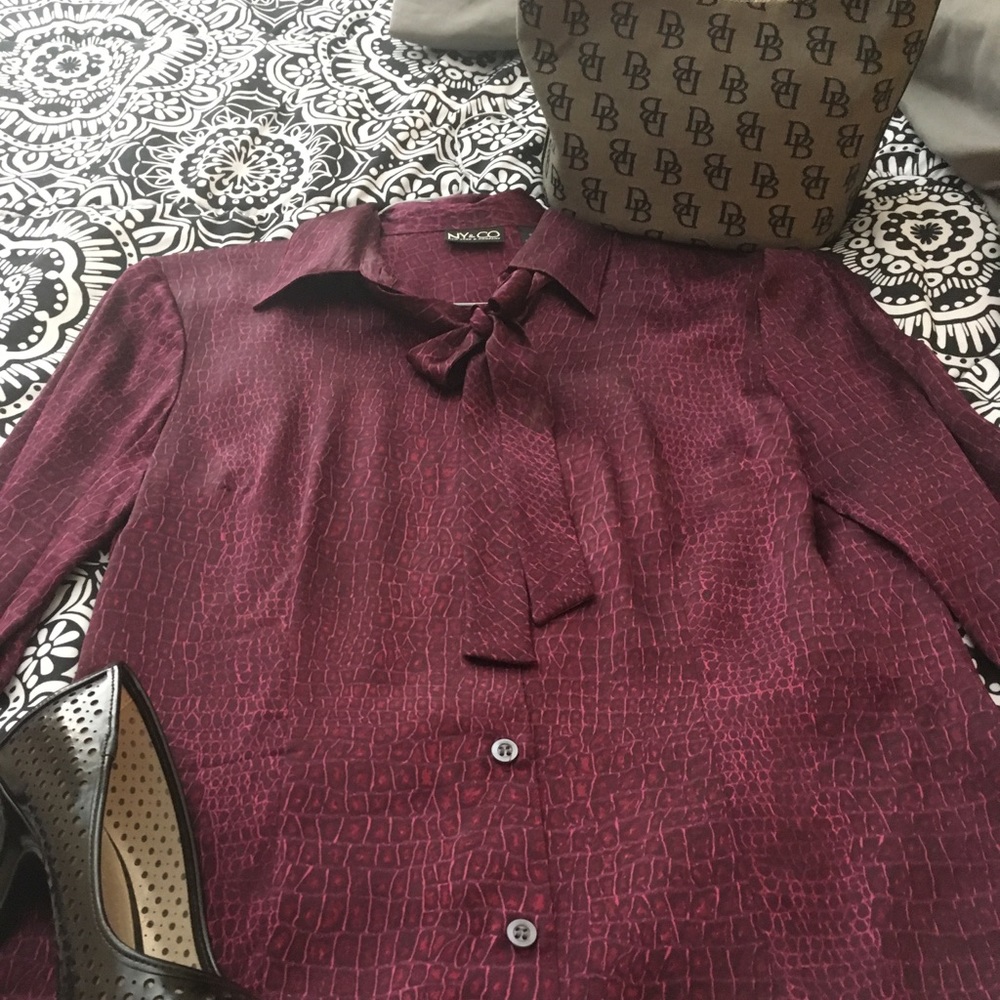 New York & Com Silk button up dress shirt 👚!