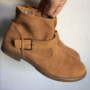 Scalloped Detailed Buckle Booties