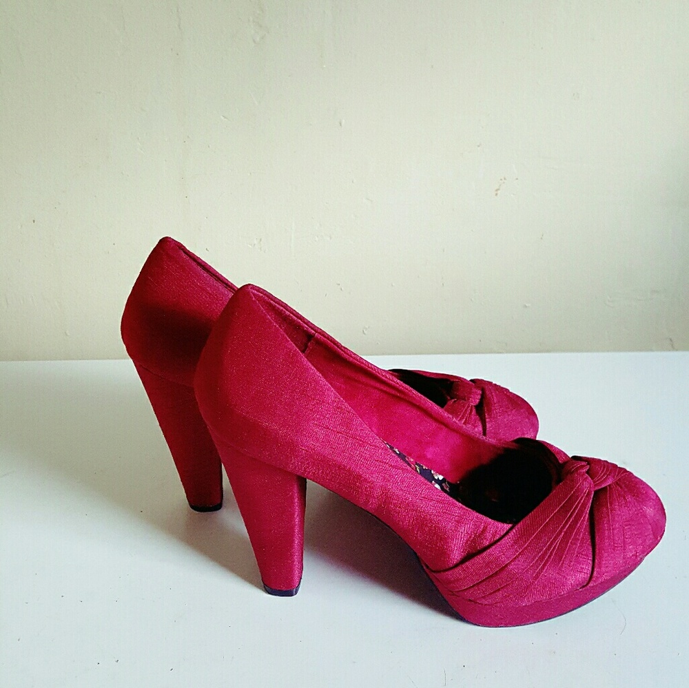 Rocket dog taffeta Red pumps