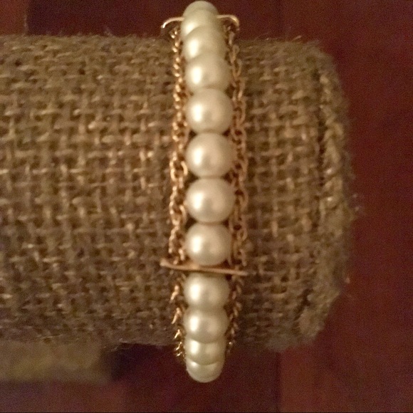 VINTAGE Jewelry - VINTAGE CREAMY PEARLS GOLD CHAIN BRACELET