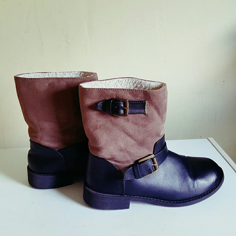 DIVIDED black and tan boots size Size 7