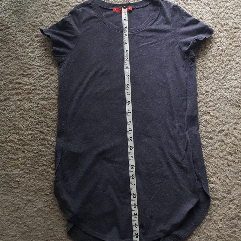 Fitted, long grey casual tshirt.