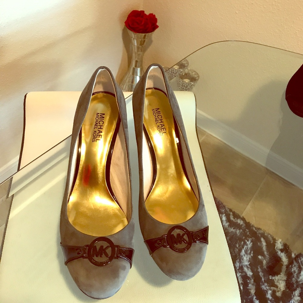 Michael Kors Leather upper suede round toe pump