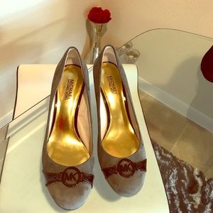 Michael Kors Leather upper suede round toe pump