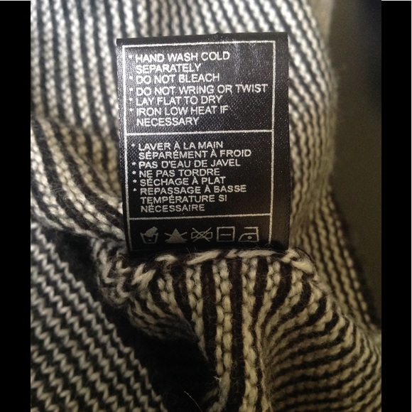 Beautiful color blocked sweater - Picture 8 of 9