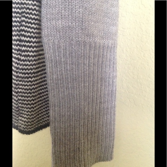 Beautiful color blocked sweater - Picture 6 of 9