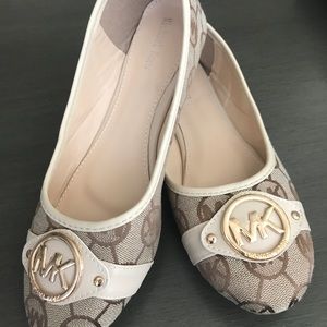 Women's bone and tan MK flats.