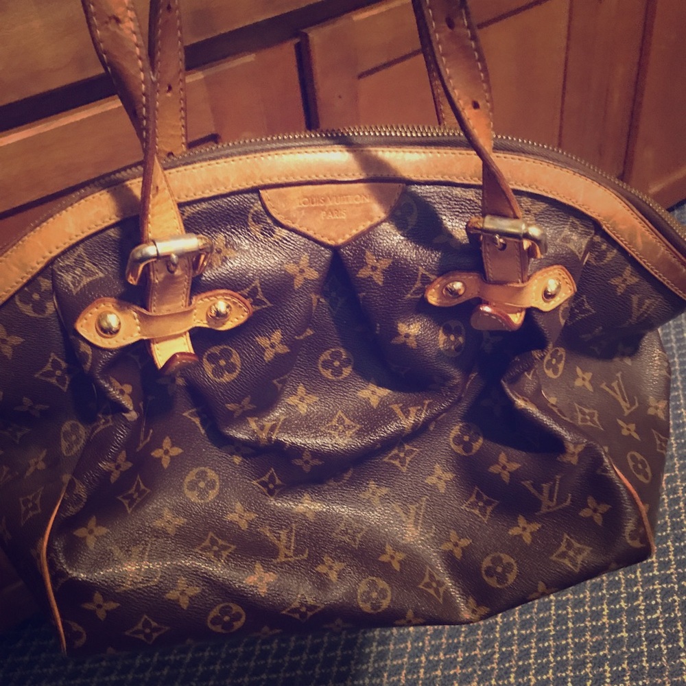 Louis Vuitton purse doctor style