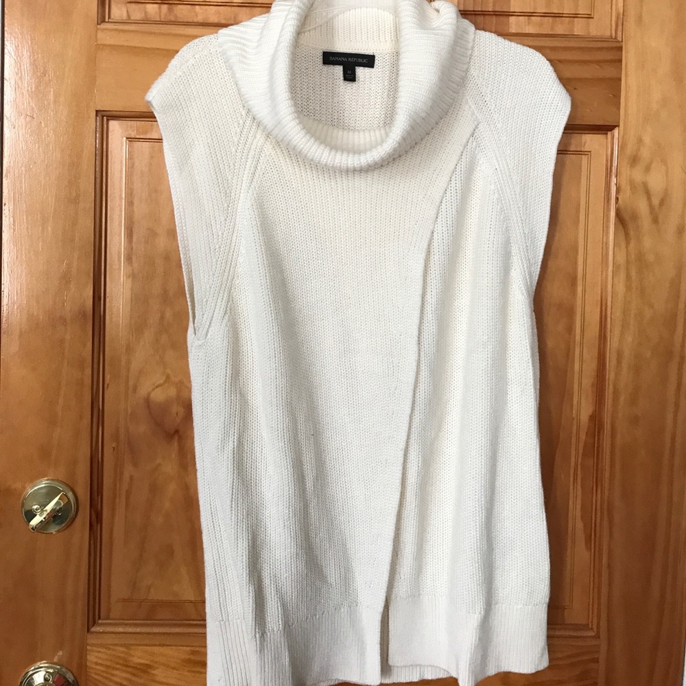 White Banana Republic sleeveless sweater