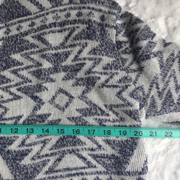 Hooded Almost Famous sweater - Picture 4 of 8