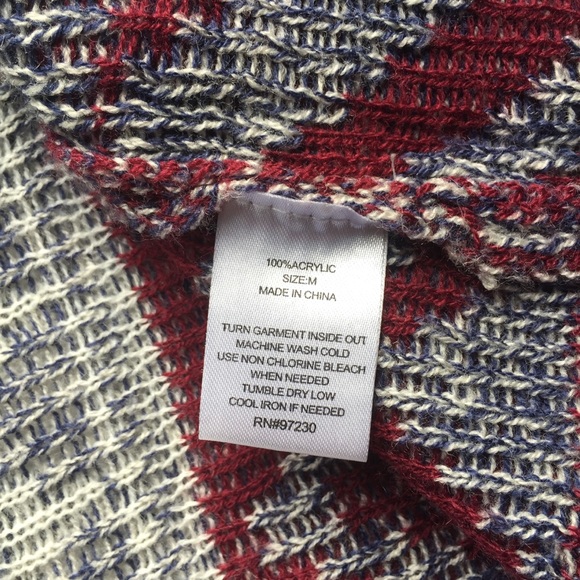 Hooded Almost Famous sweater - Picture 6 of 8