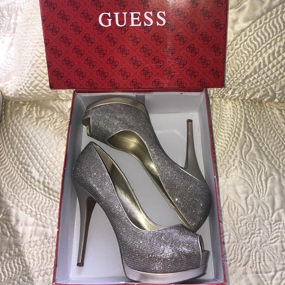Never been worn. Gold Guess heels 👠