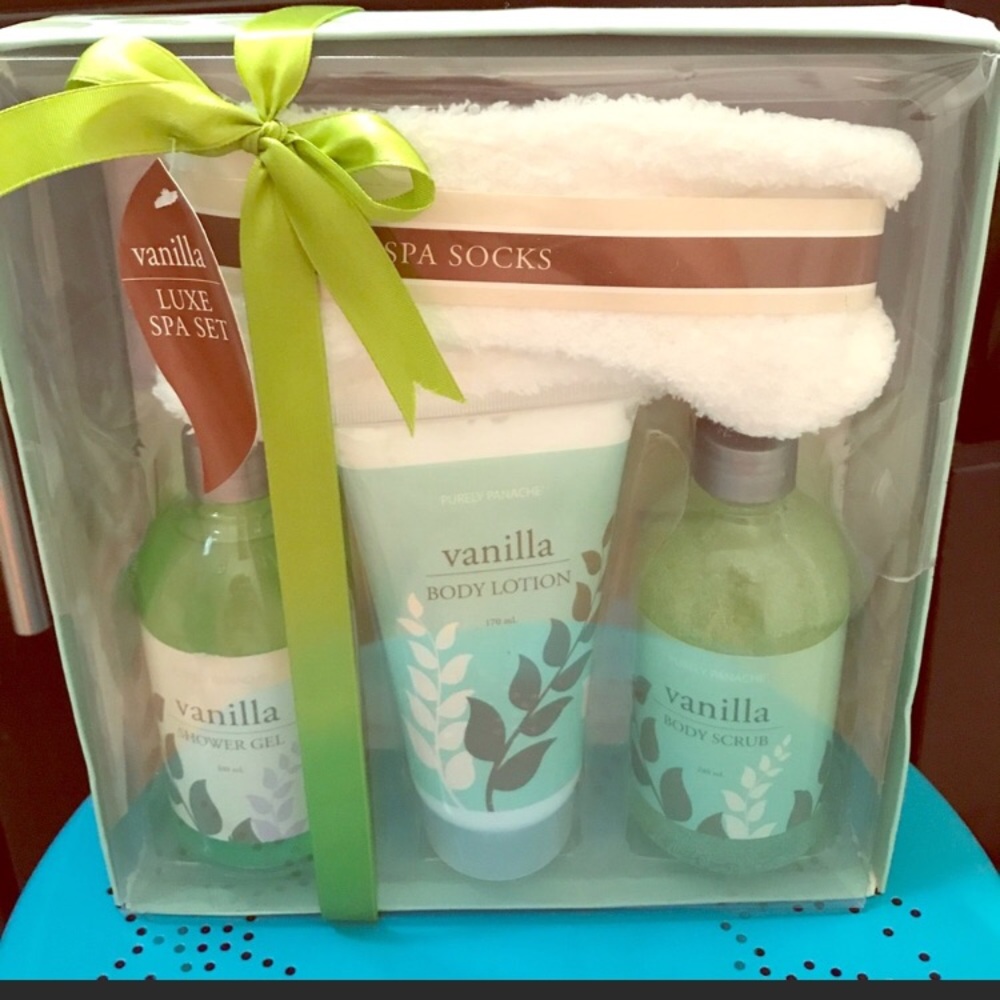 NWT Vanilla Scented Luxe Spa Set!