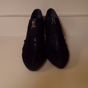 BLACK SUEDE AEROSOLES FRONT ZIP BOOTIE