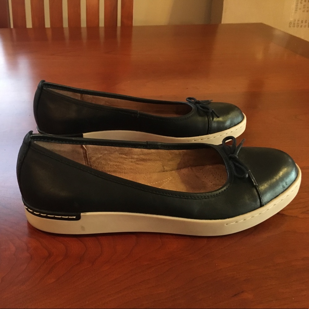 Women's Clarks Artisan Shoes Size 9.5