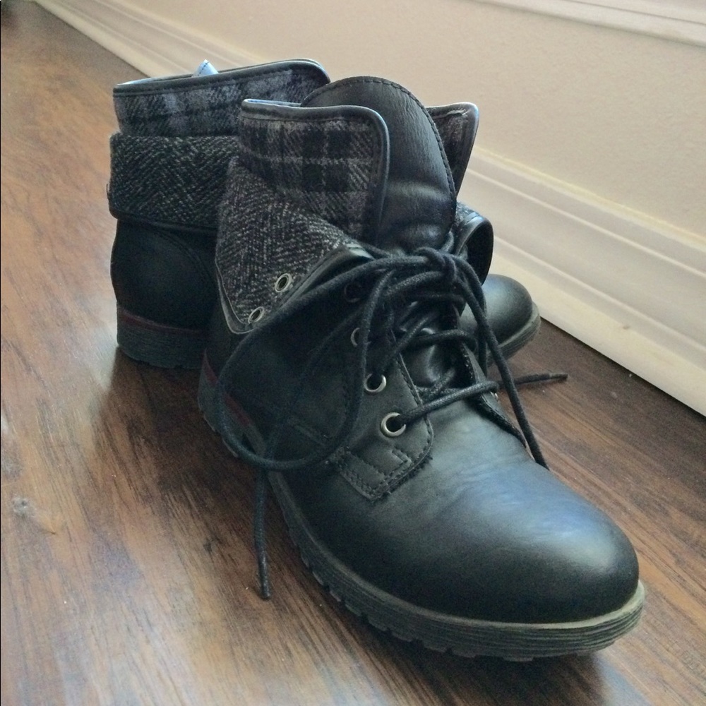 Combat boots