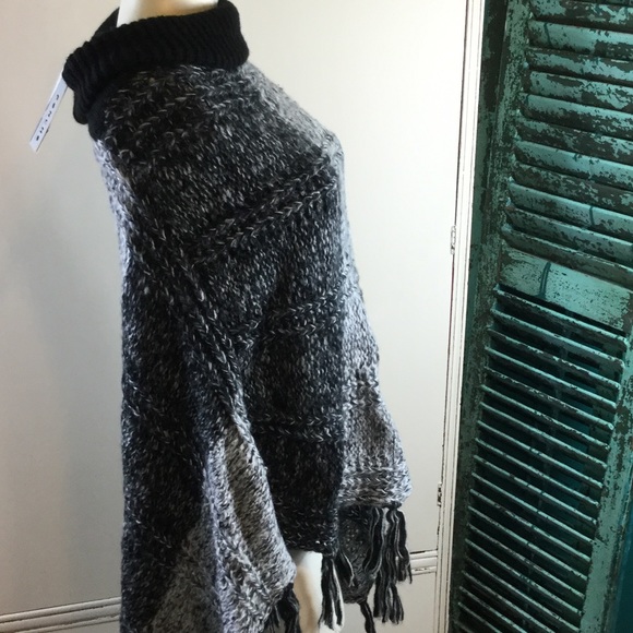 NWT Do Everything in Love Poncho - Picture 4 of 7