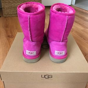 Women's classic short Ugg (Fuchsia) size 7