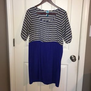 Medium sized dress with an adjustable waist.