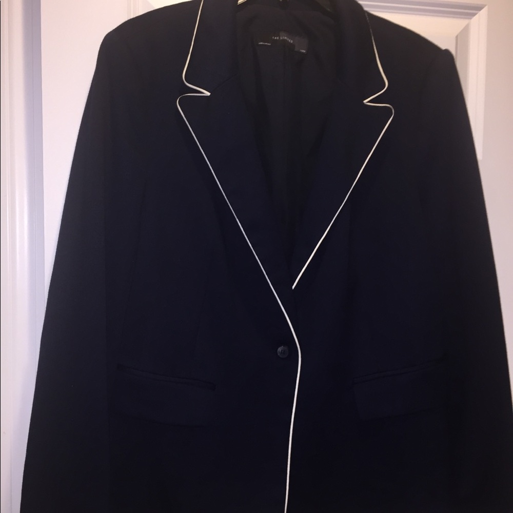 The limited navy blazer with contrast white piping
