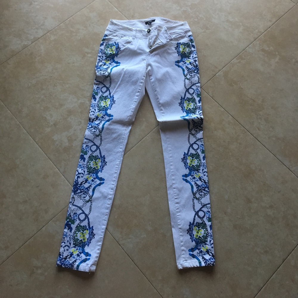 Patterned white jeans