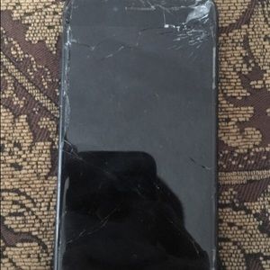 iPhone 7 - NEEDS NEW SCREEN