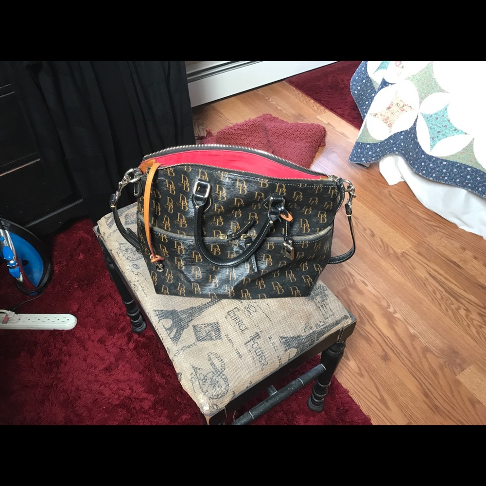 Dooney & Bourke logo purse