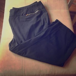 Black capris