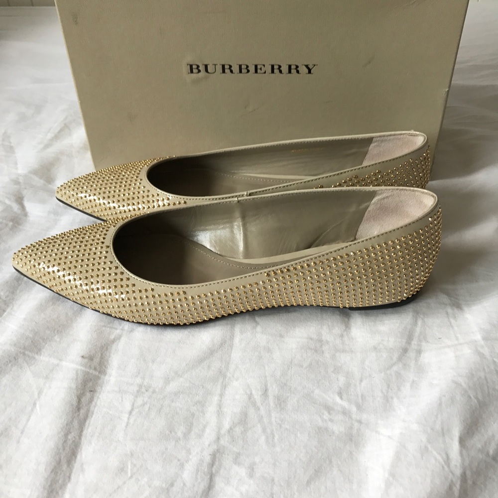 Burberry mini stud flat in pale trench patent
