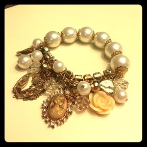 Pearl, elastic charm bracelet