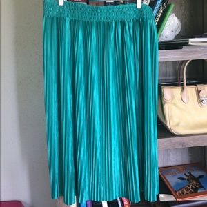 Bisou Bisou Skirt pleaded look,shinny,knee length