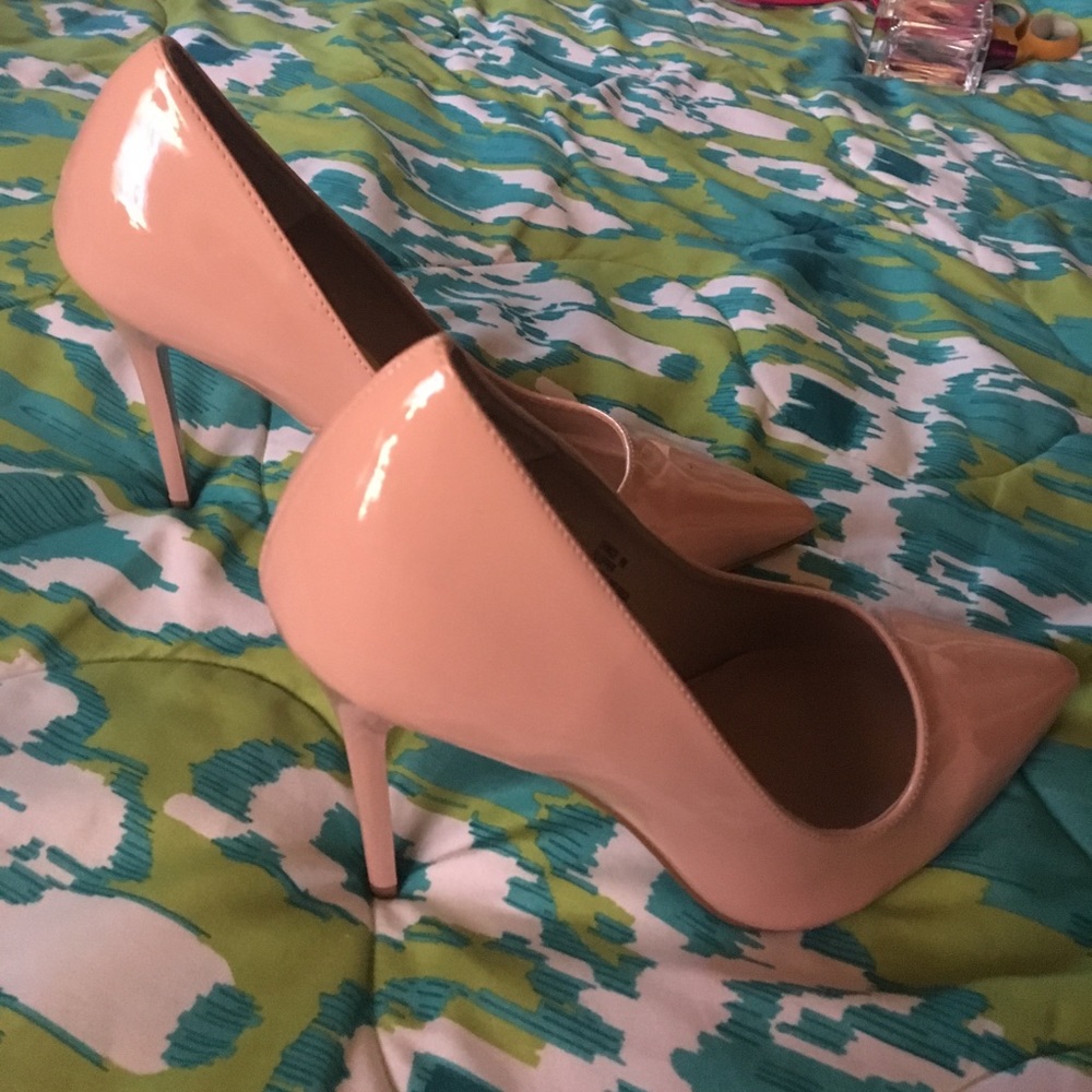 Nude pumps