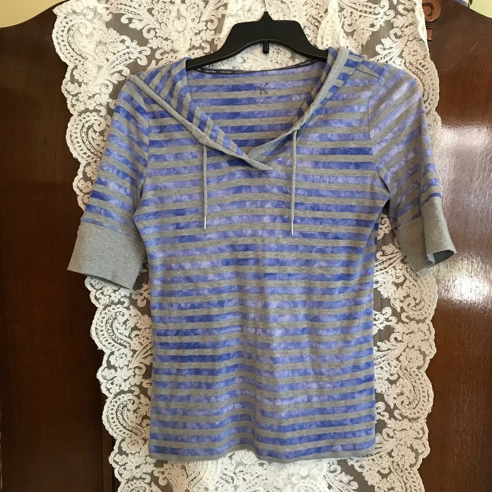 ⬇️Pull over Calvin Klein short sleeve hoodie