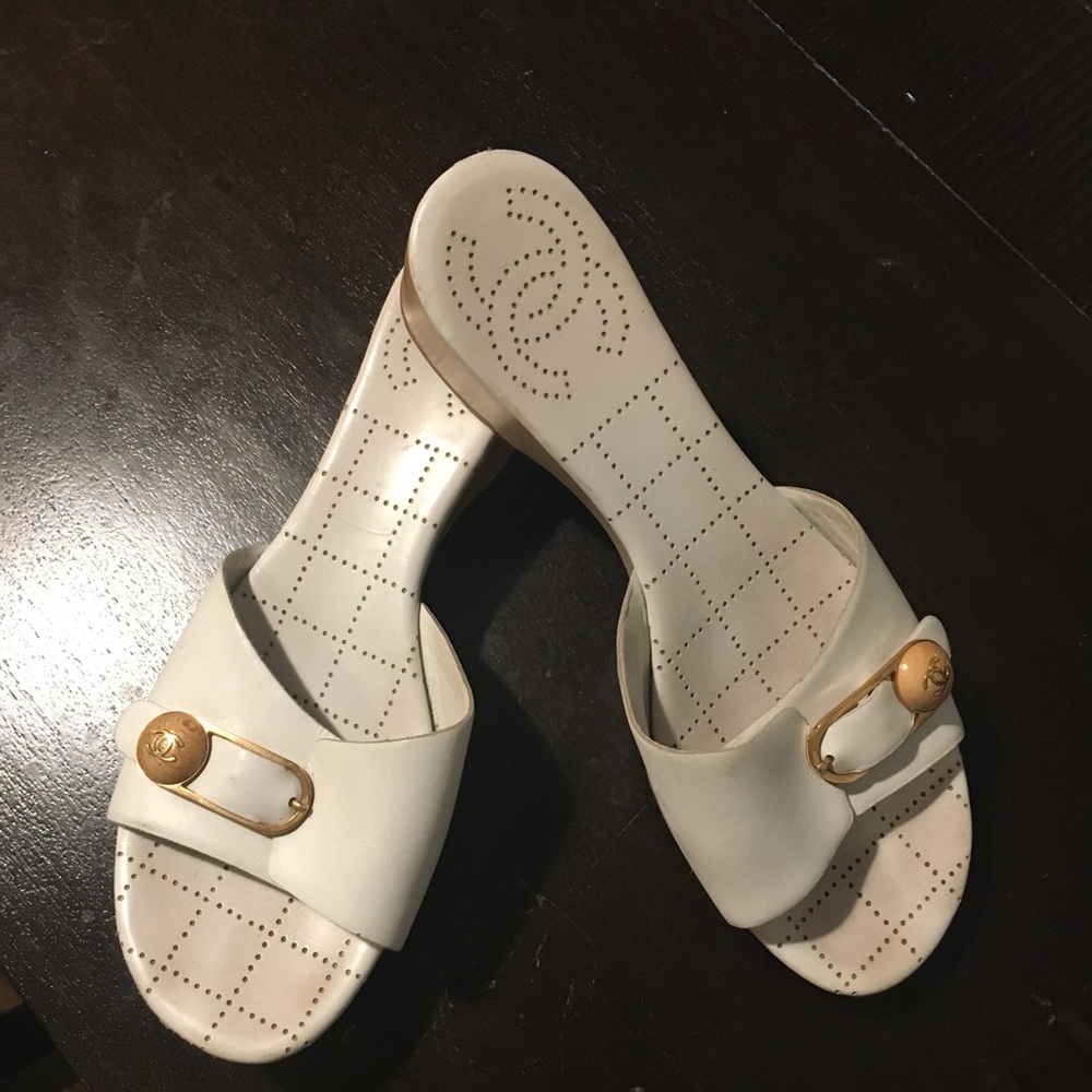 CHANEL White leather button clog CC Logo