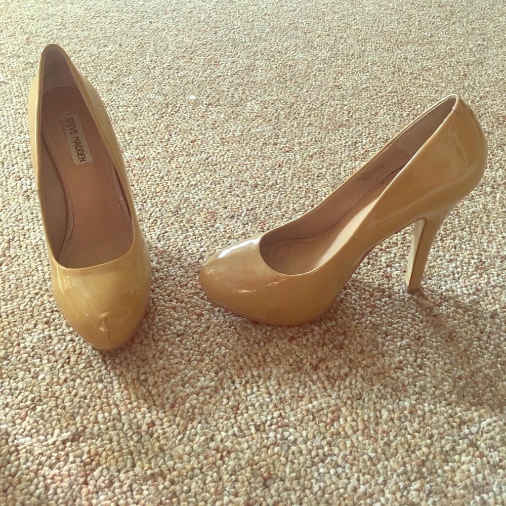 Nude Steve Madden pumps