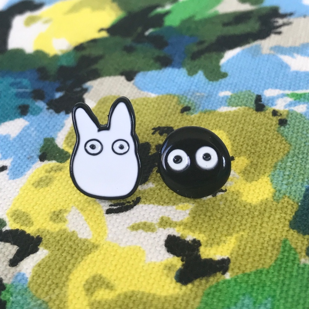 Asymmetrical Totoro/soot sprite earring!