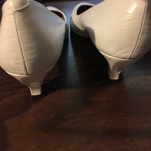 Bandolino white leather pumps 2 inch heels