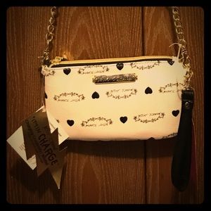 BeTsEy J0hNsOn ChArGiNg Cr0sSBoDy/WriSTleT