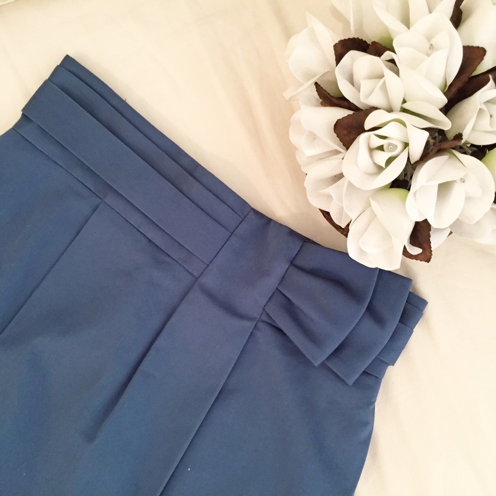 BCBGMaxazria Navy pleated skirt with bow,  pockets
