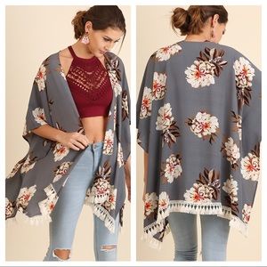 NWT. Umgee Floral Kimono Size M/L