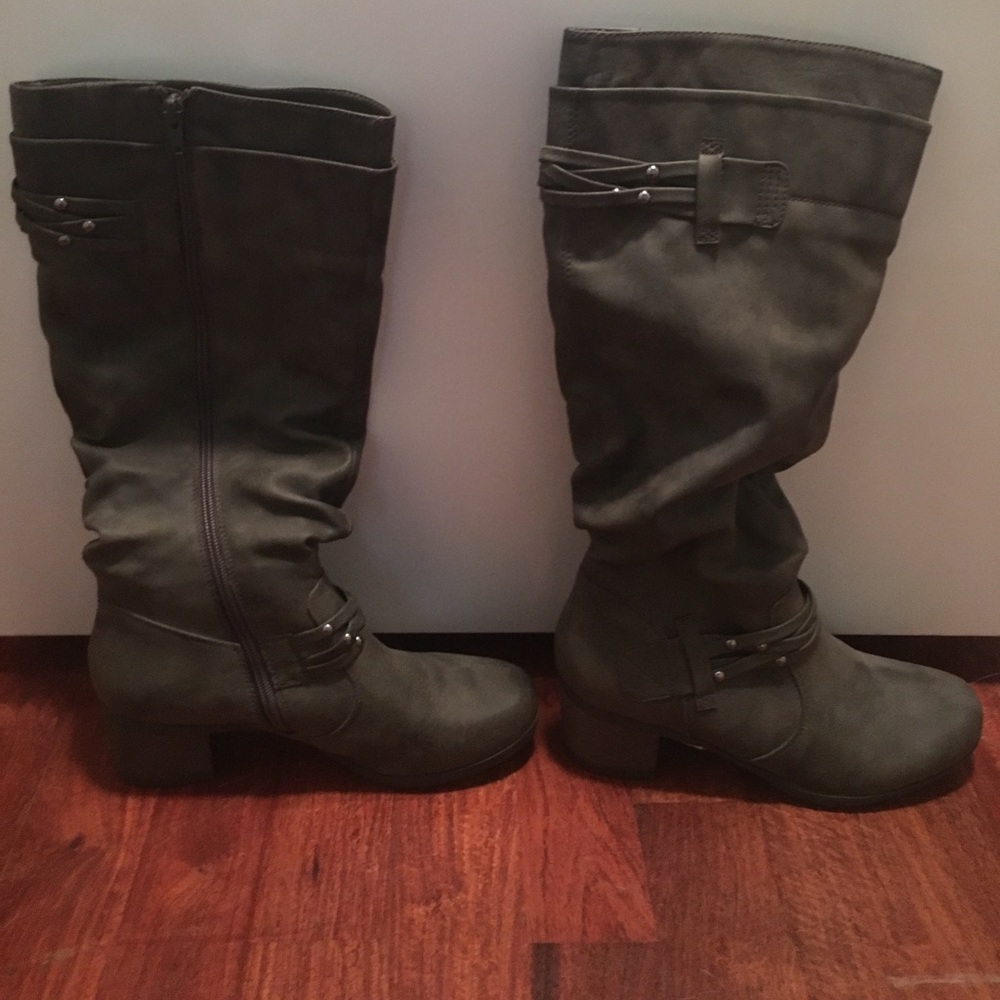NWOT Size 8 Gray White Mountain Boots