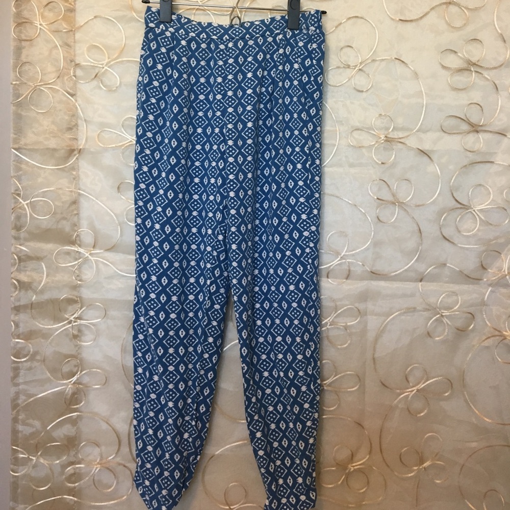 Forever 21 - beachy pattern, ankle pants 👖- S