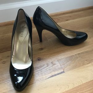 Guess black patent leather pumps