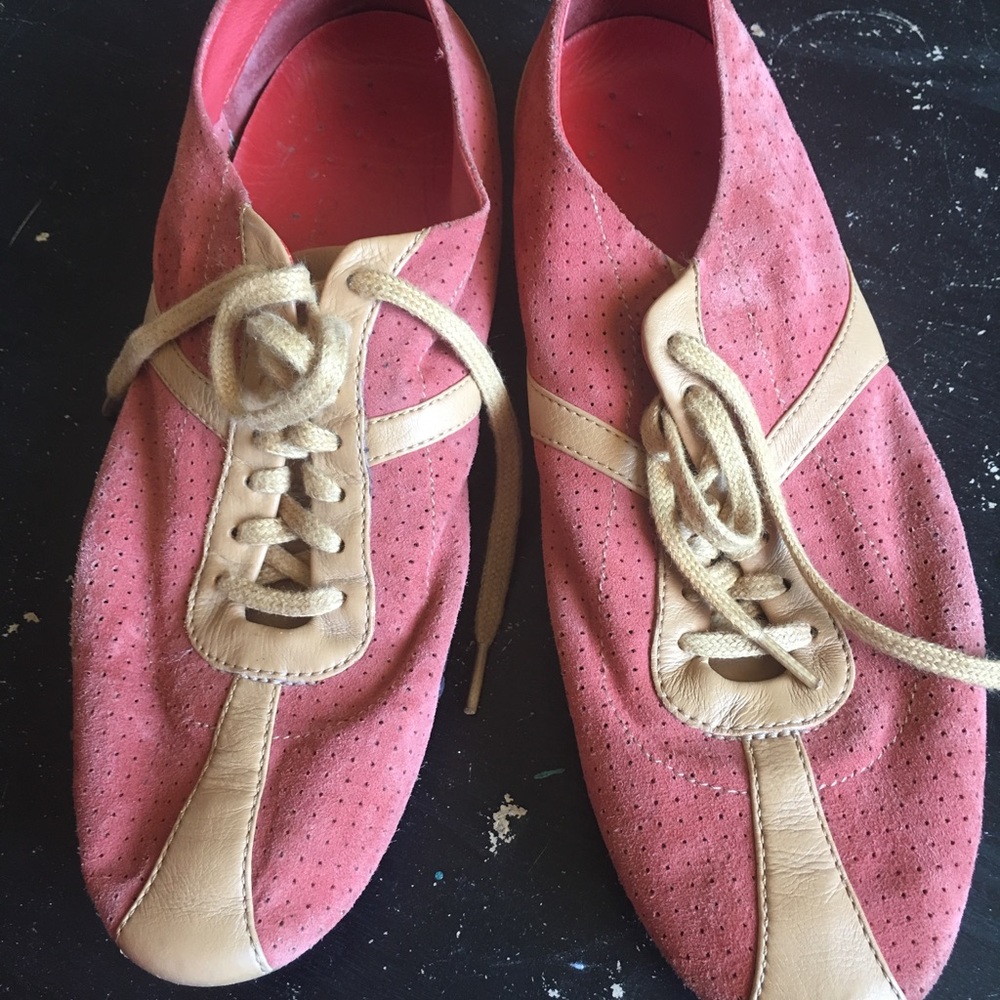 Tennis shoes