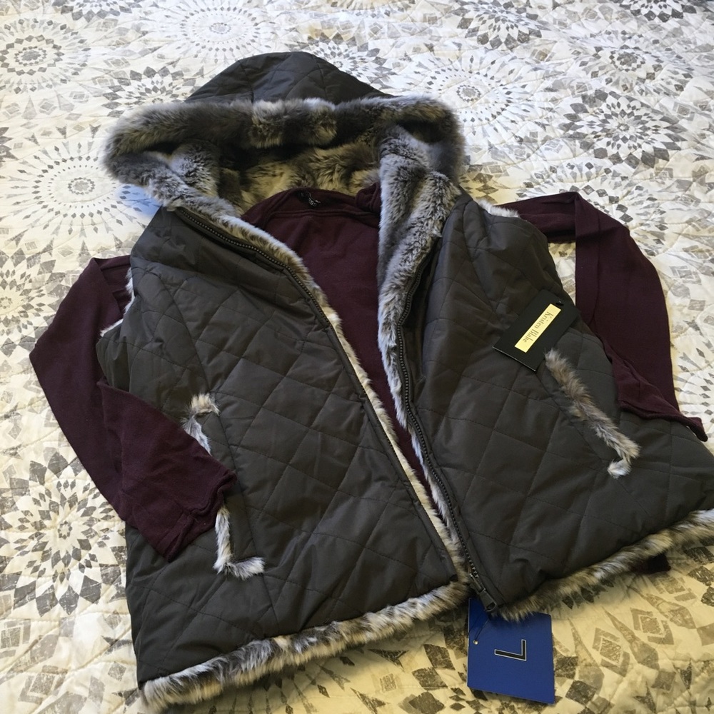 ❄️Kristen Blake Hooded Faux-Fur Reversible Vest❄️ - Picture 2 of 7