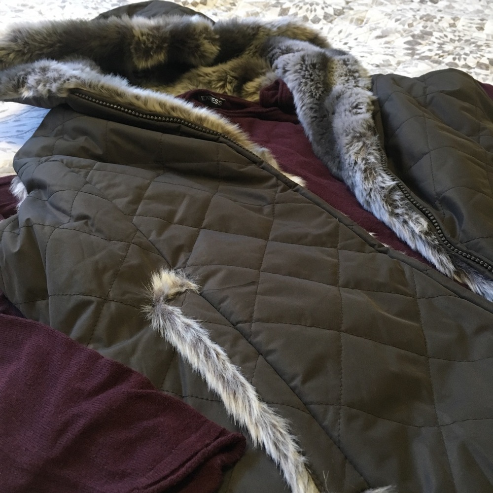 ❄️Kristen Blake Hooded Faux-Fur Reversible Vest❄️ - Picture 3 of 7